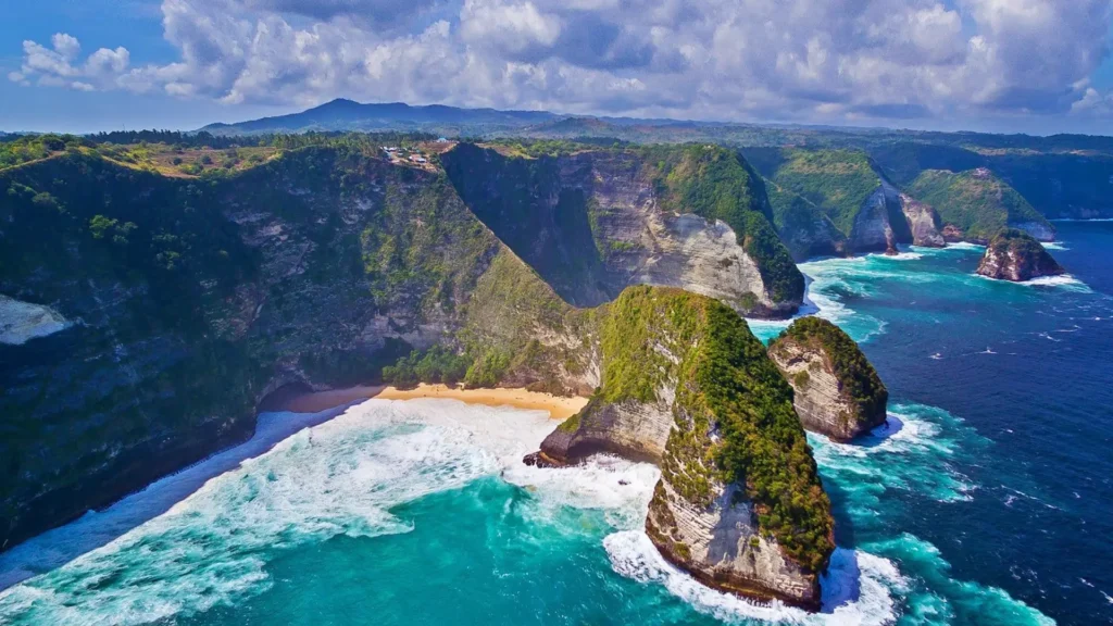 Kelingking Beach Nusa Penida Bali with dramatic T-Rex shaped cliff, turquoise ocean and steep limestone coastline